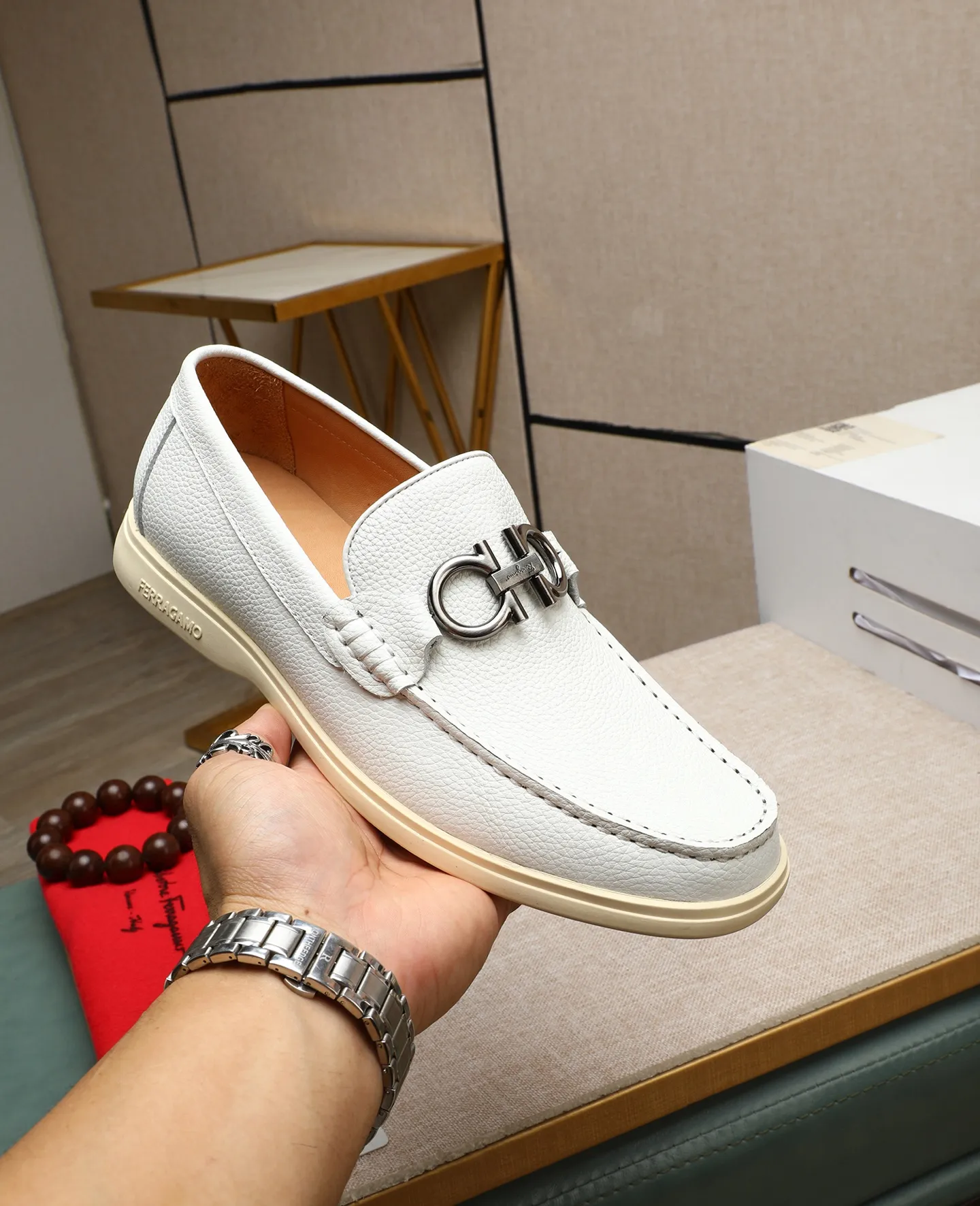 Men's shoes 💰580 📛📛(water-dyed cow lining) Salvatore Ferragamo high-end (Salvatore Ferragamo) is the top international luxury footwear brand. It comes from the fashion kingdom of Italy. It is famous all over the world for its traditional handmade design and novel styles... 🚶🏻🚶🏻New suit shoes are available simultaneously at the counter. This style is purely handmade. The fabric is imported Italian calfskin➕Soft water-dyed cowhide lining. Original authentic outsole🌀🌀Size: 38➖44 (45 46 customized)